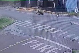 VÍDEO: moto pega fogo após acidente em Carazinho<!-- NICAID(15617175) -->