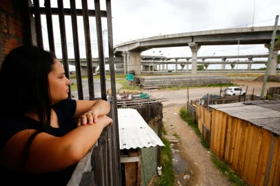 Porto Alegre, RS, BrasilMoradores da Vila Areia seguem sem perspectiva de mudança de endereço devido a obras paralizadas das alças inacabadas da nova ppnte sobre o rio Guaíba.na foto: Tatiane de Souza TellesIndexador: Jonathan Hgeckler<!-- NICAID(15639254) -->