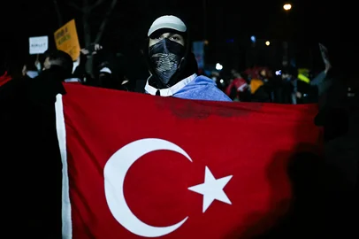 A protestor holds a Turkish flag near Istanbul's city hall during a rally in support of Istanbul's arrested mayor in Istanbul, on March 24, 2025. Turkish police have detained more than 1,100 people, including journalists, since the arrest of President Recep Tayyip Erdogan's main rival sparked the country's worst unrest in years, a minister said on March 24, 2025. (Photo by OZAN KOSE / AFP)Editoria: POLLocal: IstanbulIndexador: OZAN KOSESecao: demonstrationFonte: AFPFotógrafo: STF<!-- NICAID(16003079) -->