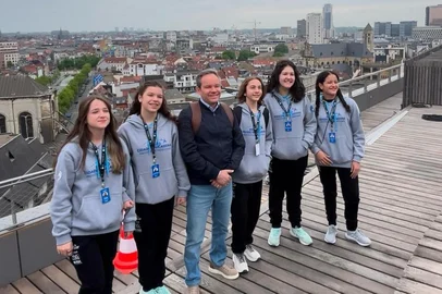 Com um compromisso em Aveiro, Portugal, nesta quinta-feira (24), o prefeito de Passo Fundo, Pedro Almeida (PSD), resolveu dar uma esticada até Bruxelas, na Bélgica, para fazer uma surpresa aos alunos que participam da Missão Cidade Educadora, a viagem anual conquistada por mérito por cinco estudantes de escolas da rede municipal.  <!-- NICAID(16022997) -->