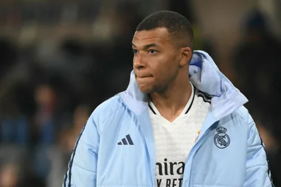 Real Madrid's French forward #09 Kylian Mbappe leaves the pitch after an injury during the UEFA Champions League football match between Atalanta and Real Madrid at the Gewiss Stadium in Bergamo, on December 10, 2024. (Photo by Alberto PIZZOLI / AFP)<!-- NICAID(15934194) -->