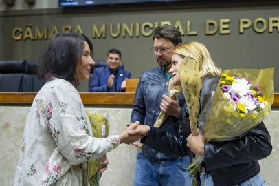 Sessão Ordinária - Movimentação de Plenário. Presidente Moisés Barboza com as vereadoras Comandante Nádia e Natasha Ferreira, eleitas deputadas estaduais, e com o vereador Jessé Sangalli, eleito Deputado Federal (Foto: Mariana Tavares/CMPA - Uso público, resguardado o crédito obrigatório) <!-- NICAID(16381033) -->