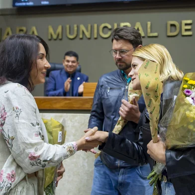 Sessão Ordinária - Movimentação de Plenário. Presidente Moisés Barboza com as vereadoras Comandante Nádia e Natasha Ferreira, eleitas deputadas estaduais, e com o vereador Jessé Sangalli, eleito Deputado Federal (Foto: Mariana Tavares/CMPA - Uso público, resguardado o crédito obrigatório) <!-- NICAID(16381033) -->