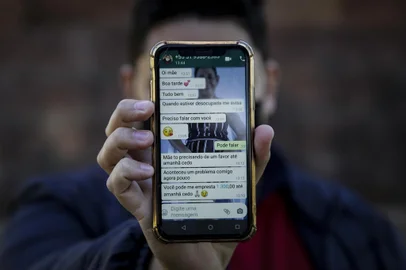 SAO LEOPOLDO, RS, BRASIL, 13-05-2021: William Natan Machado Alves, 21 anos, mostra mensagens trocadas pela mae dele com um golpista em um servico de mensagens instantaneas. Ele teve o whatsapp clonado e sofreu tentativa de golpe. (Foto: Mateus Bruxel / Agencia RBS)Indexador: Mateus Bruxel<!-- NICAID(14782327) -->
