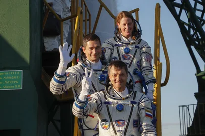 (bottom-top) Russian Roscosmos cosmonauts Oleg Kononenko and Nikolai Chub and US NASA astronaut Loral OHara, members of the International Space Station (ISS) Expedition 70-71 main crew, board the Soyuz MS-24 spacecraft ahead of the launch in the Russian leased Baikonur cosmodrome in Kazakhstan on September 15, 2023. The trio of US NASA astronaut Loral OHara, Russian Roscosmos cosmonauts Oleg Kononenko and Nikolai Chub is scheduled to launch aboard their Soyuz MS-24 spacecraft later on September 15. (Photo by MAXIM SHIPENKOV / POOL / AFP)Editoria: SCILocal: BaikonurIndexador: MAXIM SHIPENKOVSecao: space programmeFonte: POOLFotógrafo: STR<!-- NICAID(15541868) -->