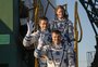 Foguete Soyuz decola rumo à Estação Espacial Internacional com dois russos e uma americana