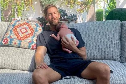 Primeiro filho do DJ Calvin Harris, Micah nasceu no dia 20 de julho.<!-- NICAID(16094525) -->
