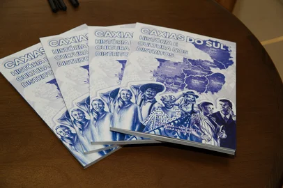 O livro "Caxias do Sul: história e cultura nos distritos" chegou às mãos da Secretária Municipal de Educação, Marta Fattori; da assessora pedagógica da a 4ª Coordenadoria Estadual de Educação (4ª CRE), Rosana Maltauro; e do representante do Sindicato do Ensino Privado (Sinepe) da Serra Gaúcha, Irmão Roberto Carlos, nesta segunda-feira (28), em um lançamento para representantes do setor público, apoiadores culturais e equipe responsável pela obra no Hotel Blue Tree Towers. Essa é a principal entrega do projeto, já que a maior parte dos exemplares é destinada à rede educacional de Caxias do Sul<!-- NICAID(16026440) -->