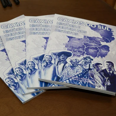 O livro "Caxias do Sul: história e cultura nos distritos" chegou às mãos da Secretária Municipal de Educação, Marta Fattori; da assessora pedagógica da a 4ª Coordenadoria Estadual de Educação (4ª CRE), Rosana Maltauro; e do representante do Sindicato do Ensino Privado (Sinepe) da Serra Gaúcha, Irmão Roberto Carlos, nesta segunda-feira (28), em um lançamento para representantes do setor público, apoiadores culturais e equipe responsável pela obra no Hotel Blue Tree Towers. Essa é a principal entrega do projeto, já que a maior parte dos exemplares é destinada à rede educacional de Caxias do Sul<!-- NICAID(16026440) -->