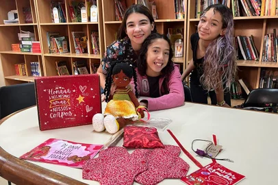 PORTO ALEGRE /RS: alunas da Escola Municipal de Ensino Fundamental Saint Hilaire, da Lomba do Pinheiro, em Porto Alegre, decidiram desenvolver um projeto para maior conscientização sobre pobreza menstrual. Na foto, as alunas Emili Fernanda da Pereira, 11, Joana Souza, 13, Camile Eduarda da Rosa Carvalho, 12, e a professora Maria Gabriela Souza<!-- NICAID(15392744) -->