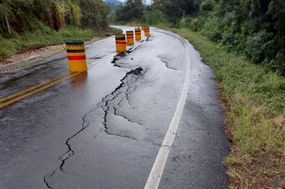 Bloqueada pela chuva, estrada entre Farroupilha e Alto Feliz passará por obras em julho<!-- NICAID(15467118) -->