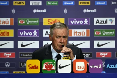 Mauro PIMENTEL / AFP Brazil's football team head coach Carlo Ancelotti speaks during an event to announce Brazil's squad for the 2026 FIFA World Cup at the Museum of Tomorrow, in downtown Rio de Janeiro, Brazil, on May 18, 2026. (Photo by Mauro PIMENTEL / AFP)Editoria: SPOLocal: Rio de JaneiroIndexador: MAURO PIMENTELSecao: soccerFonte: AFPFotógrafo: STF<!-- NICAID(16287891) -->