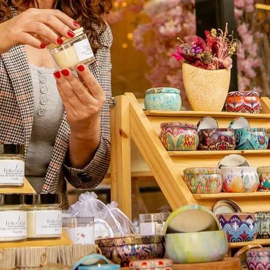 Mais de 30 expositores integrarão o time da Le Marché Chic no dia  25 de outubroO Shopping Villagio Caxias receberá a Le Marché Chic no sábado, 25 de outubro, das 10h às 22h, com entrada franca. O festival, com curadoria de Luciana Alberti, ocupará um espaço em frente a Bella Gulla, onde 31 expositores evidenciarão, por meio de suas produções autorais, tendências modernas do feito à mão.FOTO: Produtos da marca Feito Luz Velas Aromáticas<!-- NICAID(16152420) -->