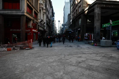 PORTO ALEGRE, RS, BRASIL - 2024.08.14: Nenhum dos 10 trechos de ruas em obras do Centro Histórico estão 100% revitalizados. (Foto: Renan  Mattos/ Agência RBS)<!-- NICAID(15841151) -->