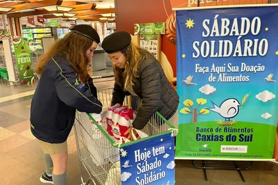 Sábado Solidário em Caxias do Sul. Na imagem, as voluntárias Eduarda Ritter e Nicolly Chimendes, do grupo escoteiro Imigrante 151<!-- NICAID(15563004) -->