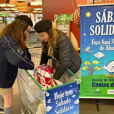 Sábado Solidário em Caxias do Sul. Na imagem, as voluntárias Eduarda Ritter e Nicolly Chimendes, do grupo escoteiro Imigrante 151<!-- NICAID(15563004) -->