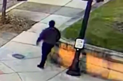 Divulgação / Providence Police Department This video grab from a CCTV footage released by the Providence Police Department shows the suspect in the Brown University shooting walking along a road near the campus in Providence on December 13, 2025. A gunman killed two people and wounded nine others on December 13, 2025 at Brown University, plunging the eastern US campus into lockdown as hundreds of police hunted the suspect late into the night. The streets around the university in the state of Rhode Island were filled with emergency vehicles hours after the gunfire at a building where exams were taking place. (Photo by Handout / Providence Police Department / AFP) / RESTRICTED TO EDITORIAL USE - MANDATORY CREDIT "AFP PHOTO / PROVIDENCE POLICE DEPARTMENT" - HANDOUT - NO MARKETING NO ADVERTISING CAMPAIGNS - DISTRIBUTED AS A SERVICE TO CLIENTS<!-- NICAID(16186405) -->