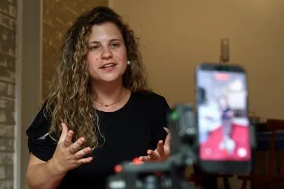 PORTO ALEGRE, RS, BRASIL, 21-01-2026: Do TikTok ao contrato: corretores ganham espaço nas redes e transformam a busca por imóvel em Porto Alegre. Verônica Kreitchmann, 32 anos, produz tours curtos de apartamentos para TikTok e Instagram e é uma das personagens de reportagem sobre a influência dos vídeos das redes sociais na busca e compra de imóveis. Foto: Bruno Todeschini/Agência RBS<!-- NICAID(16208712) -->