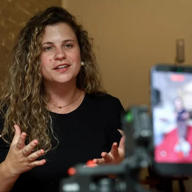 PORTO ALEGRE, RS, BRASIL, 21-01-2026: Do TikTok ao contrato: corretores ganham espaço nas redes e transformam a busca por imóvel em Porto Alegre. Verônica Kreitchmann, 32 anos, produz tours curtos de apartamentos para TikTok e Instagram e é uma das personagens de reportagem sobre a influência dos vídeos das redes sociais na busca e compra de imóveis. Foto: Bruno Todeschini/Agência RBS<!-- NICAID(16208712) -->