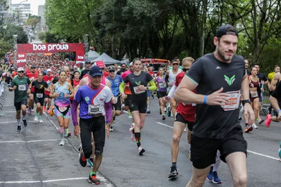 Neimar De Cesero / Agencia RBS CAXIAS DO SUL, RS, BRASIL, 28/09/2025. Meia Maratona Caxias. (Neimar De Cesero/Agência RBS)<!-- NICAID(16134523) -->