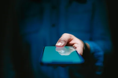 Close Up Of Woman Using Mobile Phone Using Biometrics To Unlock Device. Foto: Monkey Business / stock.adobe.comFonte: 610929262<!-- NICAID(16240963) -->