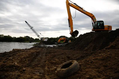 Porto Alegre, RS, Brasil - Operação de dragagem do riacho Ipiranga, o arroio Dilúvio, chega até a sua foz no rio Guaíba. Fotos Jonathan Heckler , Agência RBS<!-- NICAID(15442296) -->
