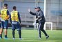 Roger comanda trabalho técnico e deixa dúvida na escalação do Grêmio