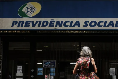 PORTO ALEGRE, RS, BRASIL - 15/01/2020Fachada do prédio da Previdência Social do Centro de Porto Alegre<!-- NICAID(14387972) -->