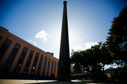 Porto Alegre, RS, Brasil - Prefeitura deve iniciar processo para nova tentativa de reforma e revitalização da chaminé da Usina do Gasômetro. FOTO: Jonathan Heckler, Agência RBS<!-- NICAID(15407851) -->