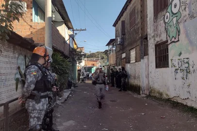 Uma operação integrada entre a Secretaria da Segurança Pública (SSP) e a prefeitura de Porto Alegre busca combater o furto e a receptação de cabos de energia na Capital. A ação, ainda em andamento, causou um bloqueio na Avenida Ipiranga nesta quinta-feira (30), no sentido Centro-bairro. Participaram também CEEE Equatorial e operadoras de telefonia. Foram encontrados ainda materiais com identificação do Dmae e da CEEE.<!-- NICAID(15136755) -->