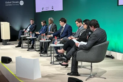 Grupo de governadores do consórcio Brasil Verde, em reunião durante a COP28, em Dubai. - Foto: Rodrigo Lopes/Agência RBS<!-- NICAID(15614427) -->