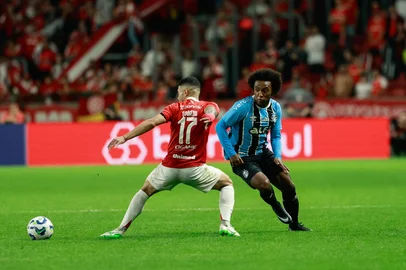 PORTO ALEGRE, RS, BRASIL, 21-09-2025: Em jogo válido pela 24ª rodada do Brasileirão, o Grenal 448 iniciou com uma carga extra de tensão com os dois treinadores ameaçados de perderem seus cargos.  No primeiro turno, o resultado foi 1 a 1 na Arena. Foto: André Ávila/Agência RBSIndexador: Andre Avila<!-- NICAID(16129881) -->