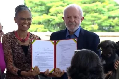 Presidente Lula e mnistra Marina Silva assinam decreto para criação de cadastro de pets<!-- NICAID(16018872) -->