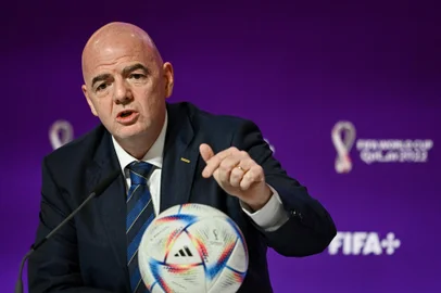 FIFA President Gianni Infantino speaks during a press conference at the Qatar National Convention Center (QNCC) in Doha on November 19, 2022, ahead of the Qatar 2022 World Cup football tournament. - Infantino hit back at Western critics of Qatar's human rights record at his opening press conference of the World Cup on November 19, blasting their "hypocrisy". (Photo by FABRICE COFFRINI / AFP)Editoria: SPOLocal: DohaIndexador: FABRICE COFFRINISecao: soccerFonte: AFPFotógrafo: STF<!-- NICAID(15270768) -->