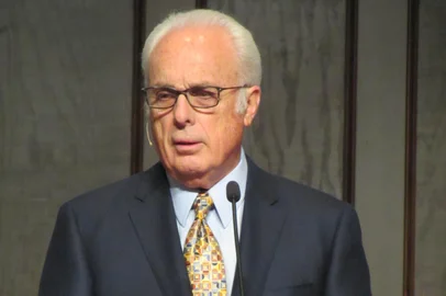 John F. MacArthur - (Los Angeles, 19 de junho de 1939 – Los Angeles, 14 de julho de 2025)[1] foi um ministro e escritor cristão reformado[2] norte-americano, conhecido por seu programa de rádio veiculado internacionalmente intitulado Graça para Você (Grace to You). MacArthur, que pertence à quinta geração de pastores na sua família, é um autor e conferencista, tomando um posicionamento conservador e vigoroso sobre aspectos da teologia cristã moderna. MacArthur tem servido desde 1969 como pastor e professor na igreja "Grace Community Church", na cidade de Sun Valley, na Califórnia. Também foi presidente emérito do The Master's University, em Newhall, California, e ainda do The Master's Seminary, em Los Angeles, Califórnia.<!-- NICAID(16080878) -->