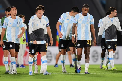 Players of Gremio react after losing the Copa Sudamericana group stage football match between Uruguay's Montevideo City Torque and Brazil's Gremio at the Centenario stadium in Montevideo on April 8, 2026. (Photo by Dante FERNANDEZ / AFP)Editoria: SPOLocal: MontevideoIndexador: DANTE FERNANDEZSecao: soccerFonte: AFPFotógrafo: STR<!-- NICAID(16261873) -->