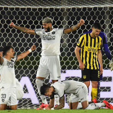 Botafogo players celebrate after the Copa Libertadores semi-final second leg football match between Uruguay's Peñarol and Brazil's Botafogo at the Centenario stadium in Montevideo on October 30, 2024. (Photo by DANTE FERNANDEZ / AFP)<!-- NICAID(15903556) -->