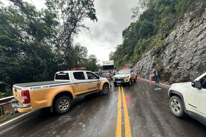 Um acidente de trânsito envolvendo cinco veículos bloqueia totalmente a RS-122, região do km 105, às 12h42min desta sexta-feira (17), entre Flores da Cunha e Antônio Prado, no trecho de serra em direção à ponte do Rio das Antas.<!-- NICAID(15766848) -->