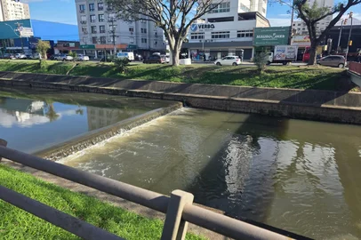O corpo de um homem foi encontrado boiando no Arroio Dilúvio, em Porto Alegre, no início tarde de hoje. O cadáver foi avistado próximo da passarela de pedestres do bairro Santa Cecília, em frente a um supermercado.<!-- NICAID(16342455) -->