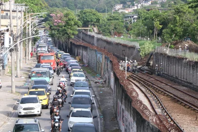 Muro desaba sobre os trilhos do metrô no RJRJ - METRÔ/RIO/DESABAMENTO - GERAL - Um muro desabou sobre os trilhos do metrô na altura perto da estação Engenho da   Rainha, na zona norte do Rio de  Janeiro, na manhã desta quarta-feira, 09 de abril   de 2025. O desabamento ocorreu durante os trabalhos realizados pela equipe da   concessionária Águas do Rio em tubulação na área externa do sistema metroviário.  Onze estações da Linha 2 estavam fechadas pela manhã. As composições circulavam   apenas em direção ao Centro do Rio.   09/04/2025 - Foto: JOSE LUCENA/THENEWS2/ESTADÃO CONTEÚDOEditoria: GERALLocal: RIO DE JANEIROIndexador: JOSE LUCENAFonte: Thenews2Fotógrafo: THENEWS2<!-- NICAID(16013236) -->