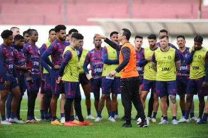 CAXIAS DO SUL, RS, BRASIL, 16/07/2025. Caxias realiza treinamento no Estádio Centenário na preparação para enfrentar o Náutico pela 13ª rodada da Série C do Campeonato Brasileiro. Na foto, técnico Junior Rocha (C) conversando com os jogadores. (Porthus Junior/Agência RBS)<!-- NICAID(16081863) -->