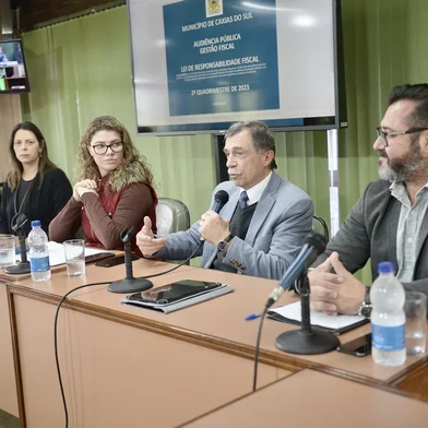 Prefeitura de Caxias apresenta balanço financeiro do segundo quadrimestre. Audiência pública foi realizada nesta sexta-feira (29) na Câmara de Vereadores. Na foto: secretário da Receita Municipal, Roneide Dornelles; chefe de gabinete, Grégora Fortuna dos passos; vereadora Tatiane Frizzo (PSDB); prefeito Adiló Didomenico (PSDB); e secretário de Gestão e Finanças, Cristiano Becker da Silva.<!-- NICAID(15555662) -->