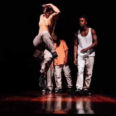Nos dias 18 e 19 de abril (sábado e domingo), a Secretaria de Estado da Cultura RS apresenta TRIVIAL – Um espetáculo de Bboys, projeto selecionado pelo edital 29/2024, em Caxias do Sul. Sábado, das 14h30 até às 16h, o elenco ministra oficina para o grupo Fluência Casa Hip Hop com roda de dança ao final do encontro. Já o espetáculo ocorre domingo, às 17h, no mesmo espaço.<!-- NICAID(16265511) -->
