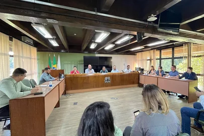 O prefeito Adiló Didomenico, representado pelo Chefe da Casa Civil, Roneide Dornelles, promoveu uma reunião com os vereadores nesta sexta-feira (28) para apresentar e prestar esclarecimentos sobre sete projetos de lei encaminhados para votação na Câmara nos próximos dias. Além de uma autorização para conseguirem enviar o projeto do Refis 2025, foram expostas outras alterações mais burocráticas em leis municipais. <!-- NICAID(16005376) -->
