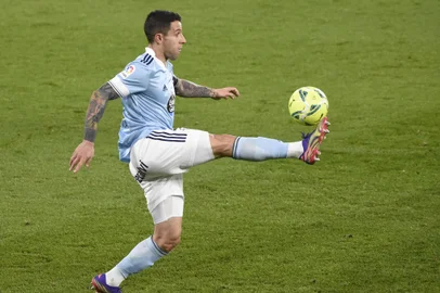 Celta Vigo's Spanish defender Hugo Mallo controls the ball during the Spanish league football match between RC Celta de Vigo and Villarreal CF at the Balaidos stadium in Vigo on January 8, 2021. (Photo by MIGUEL RIOPA / AFP)Editoria: SPOLocal: VigoIndexador: MIGUEL RIOPASecao: soccerFonte: AFPFotógrafo: STR<!-- NICAID(15508300) -->