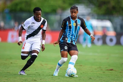 Gremio x VascoRS - FUTEBOL/CAMPEONATO BRASILEIRO 2026/GREMIO X VASCO - ESPORTES - Lance da partida entre Gremio e Vasco disputada na tarde deste domingo, no estadio de Sao Januário, no Rio de Janeiro, em partida valida pela Campeonato Brasileiro 2026. FOTO: LUCAS UEBEL/Grêmio/DivulgaçãoEditoria: SPOLocal: Rio de JaneiroIndexador: Lucas UebelSecao: futebolFonte: Gremio.netFotógrafo: Gremio x Vasco<!-- NICAID(16250278) -->