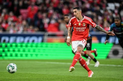Benfica's Argentinian forward #11 Angel Di Maria shoots from the penalty spot during the Portuguese League football match between SL Benfica and GD Chaves at the Luz stadium in Lisbon on March 29, 2024. (Photo by PATRICIA DE MELO MOREIRA / AFP)Editoria: SPOLocal: LisbonIndexador: PATRICIA DE MELO MOREIRASecao: soccerFonte: AFPFotógrafo: STF<!-- NICAID(15727134) -->