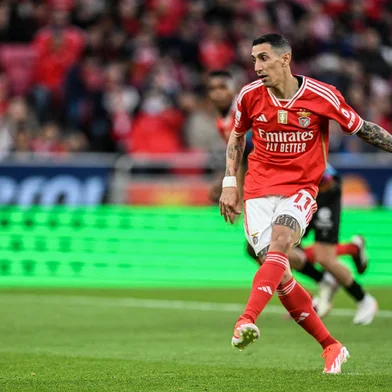 Benfica's Argentinian forward #11 Angel Di Maria shoots from the penalty spot during the Portuguese League football match between SL Benfica and GD Chaves at the Luz stadium in Lisbon on March 29, 2024. (Photo by PATRICIA DE MELO MOREIRA / AFP)Editoria: SPOLocal: LisbonIndexador: PATRICIA DE MELO MOREIRASecao: soccerFonte: AFPFotógrafo: STF<!-- NICAID(15727134) -->