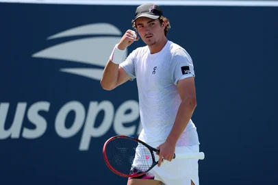 NEW YORK, NEW YORK - AUGUST 25: Joao Fonseca of Brazil reacts against Miomir Kecmanovic of Serbia during their Men's Singles First Round match on Day Two of the 2025 US Open at USTA Billie Jean King National Tennis Center on August 25, 2025 in the Flushing neighborhood of the Queens borough of New York City.   Al Bello/Getty Images/AFP (Photo by AL BELLO / GETTY IMAGES NORTH AMERICA / Getty Images via AFP)<!-- NICAID(16109672) -->