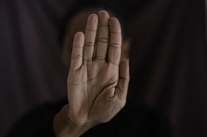 Mateus Bruxel / Agencia RBS PORTO ALEGRE, RS, BRASIL, 24-07-2025: Guarda Municipal de Cachoeirinha, município na Região Metropolitana de Porto Alegre, posa durante entrevista no Instituto Caminho - Raça e Acesso à Justiça, em Porto Alegre. A servidora da segurança relata ser vítima de injúria racial por parte de um sub-comandante da corporação. Foto: Mateus Bruxel/Agência RBSIndexador: MATEUS BRUXELIndexador: MATEUS BRUXEL<!-- NICAID(16092679) -->